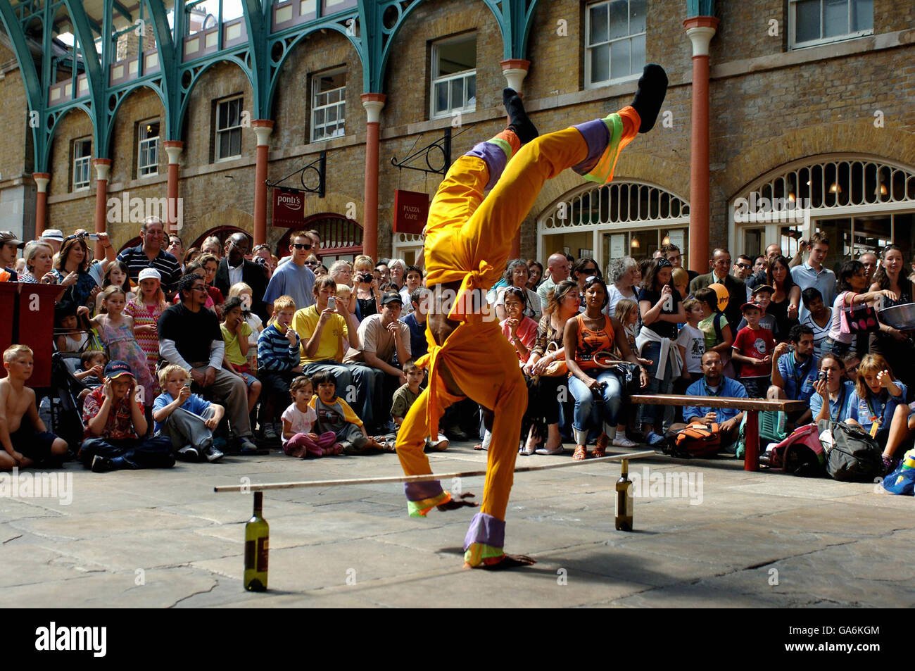 General Entertainment - Street Performers - Covent Garden - Londra. Una vista generale di un artista di strada a Covent Garden, nel centro di Londra. Foto Stock