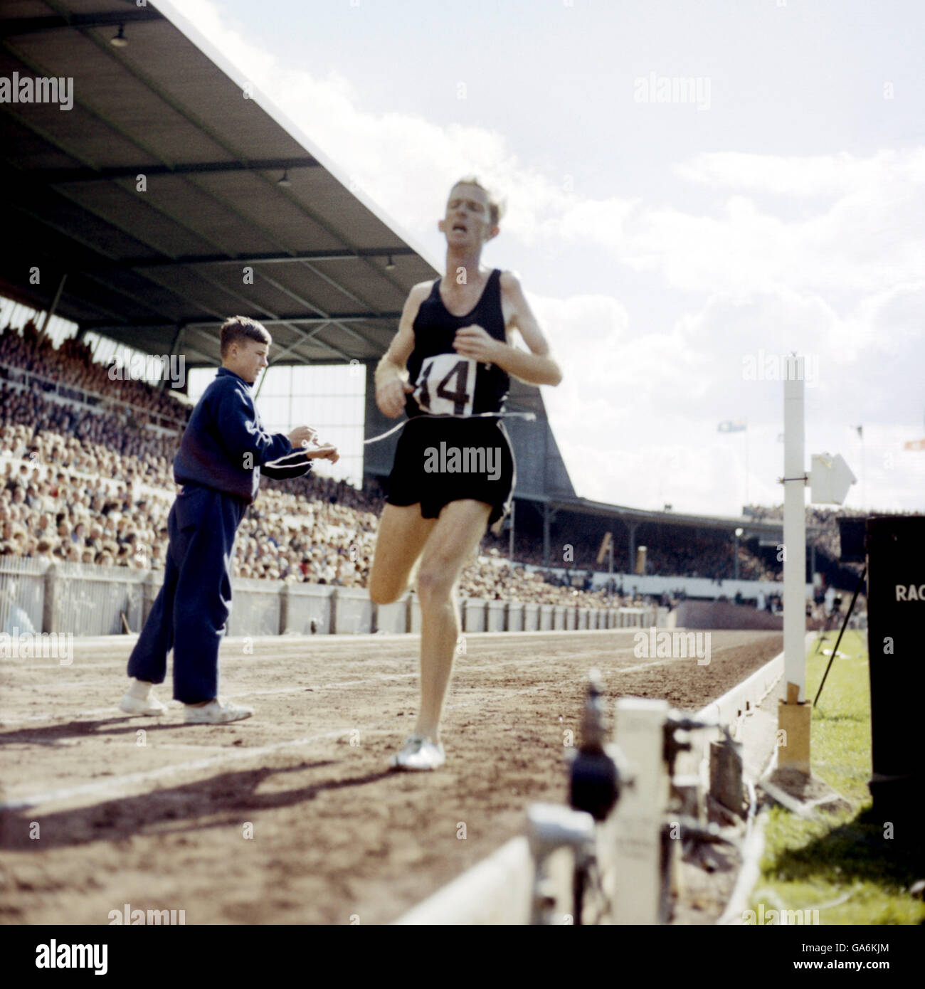 Atletica - Sesto Impero britannico e Giochi del Commonwealth - Cardiff - Men's Three Miles. Murray Halberg, Nuova Zelanda, rompe il nastro per vincere la gara di tre miglia. Foto Stock