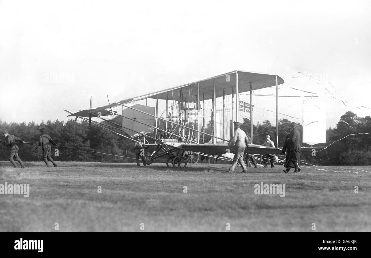 L'aereo utilizzato dal colonnello Samuel Cody per il primo volo a motore britannico è pronto per il decollo. Il volo durò 27 secondi e coprì una distanza di 1.390 piedi sopra Farnborough Common. Foto Stock