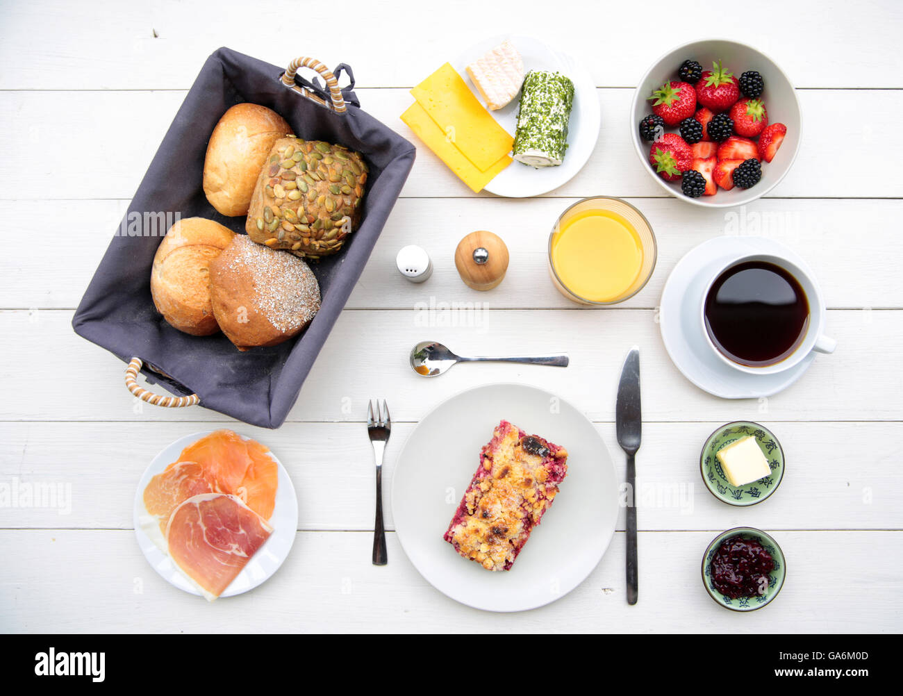 Delicato colazione a tavolo bianco con diversi ingredienti Foto Stock