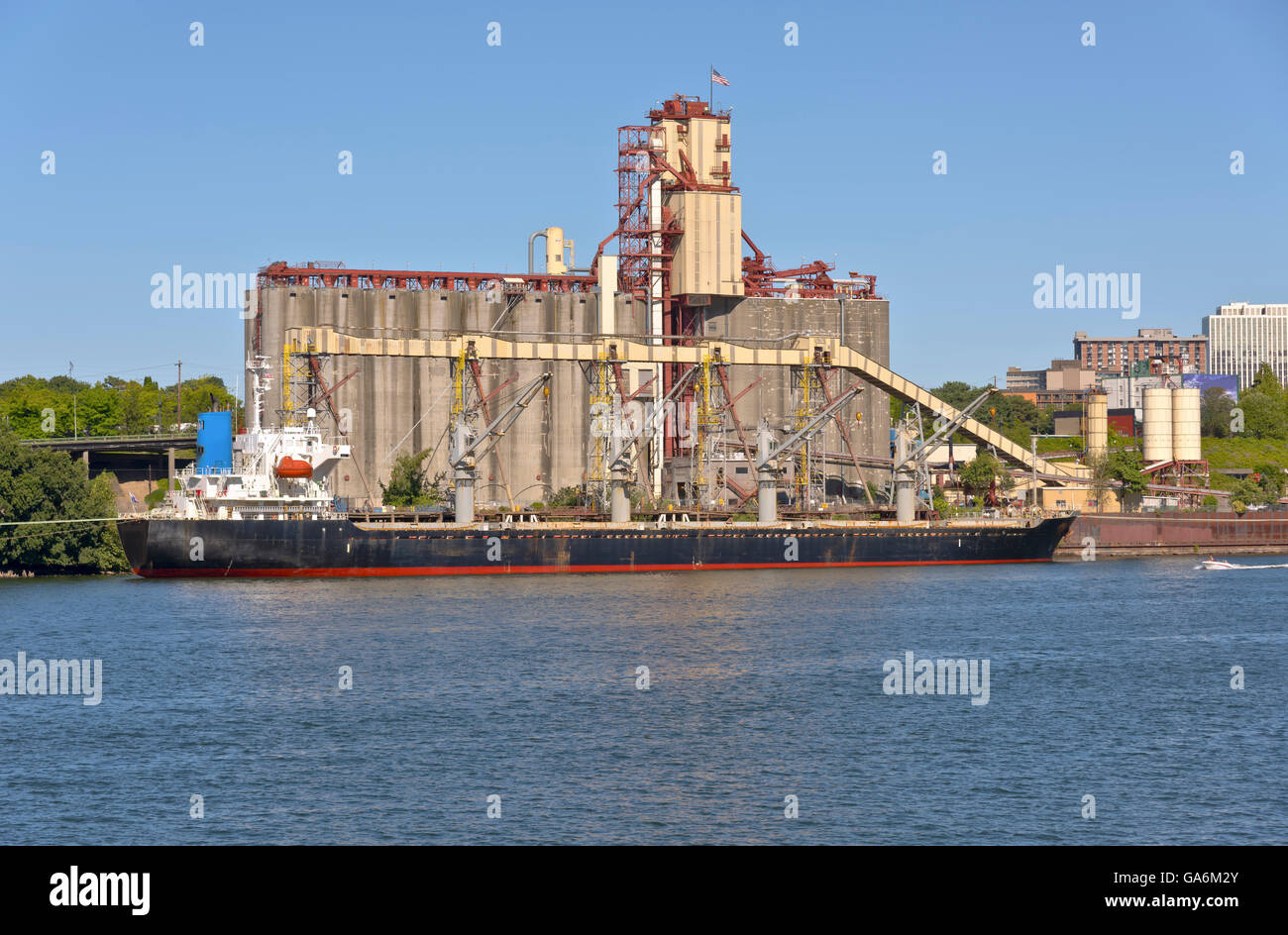 Cargo nave cisterna ed elevatori delle granaglie Portland Oregon. Foto Stock