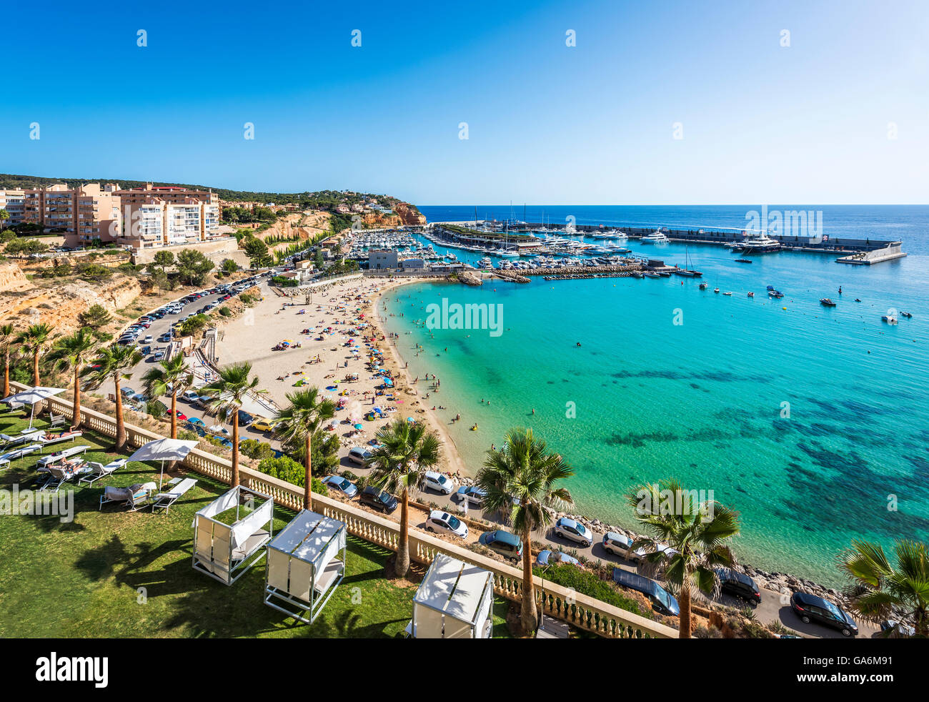 Vicino alla spiaggia e alla marina a Port Adriano, El Toro, Maiorca,  Spagna, Europa Foto stock - Alamy