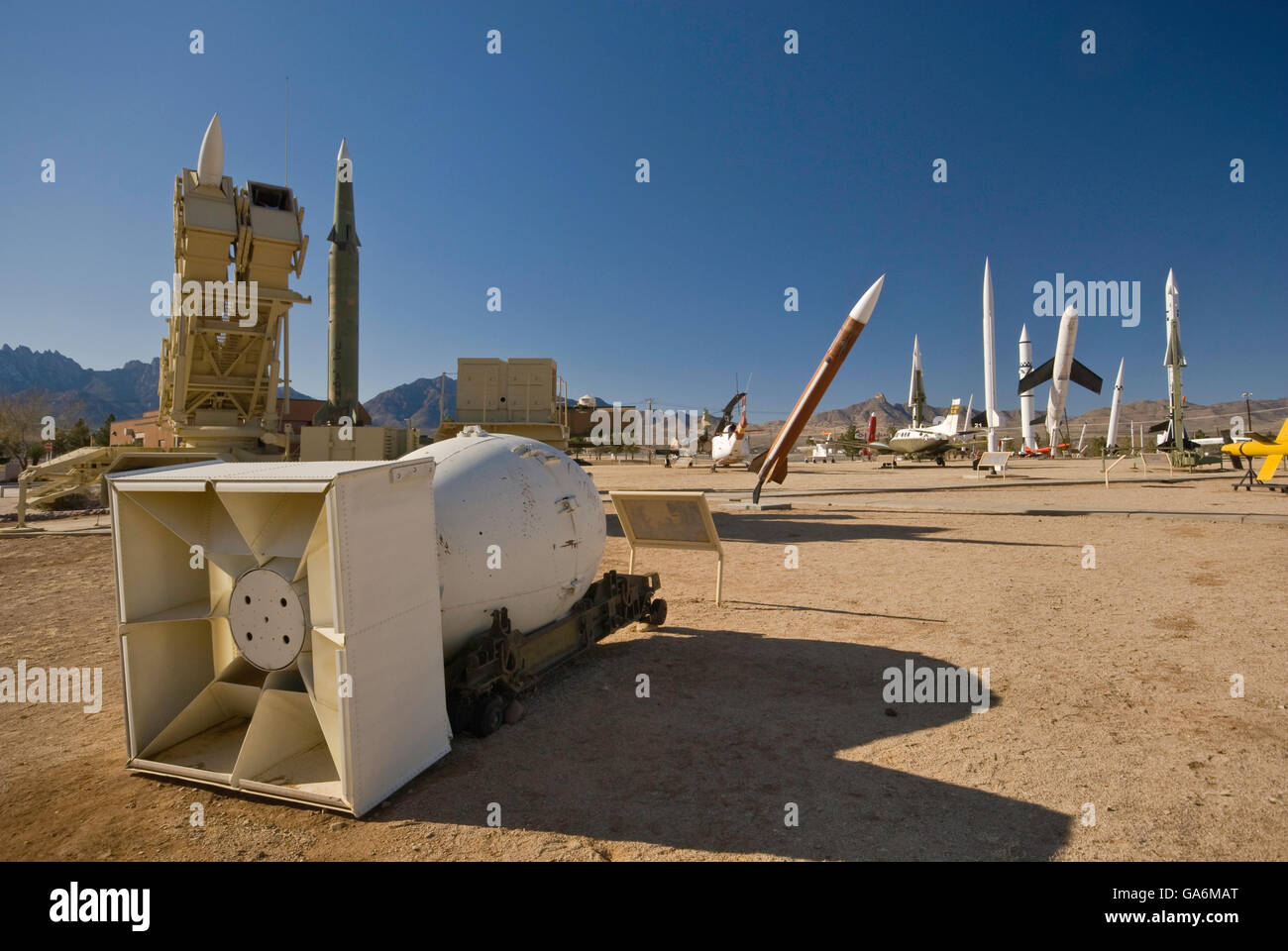 Fat Man bomba nucleare e razzi nel Parco di missili a White Sands Missile Range Museum vicino a Las Cruces, Nuovo Messico, STATI UNITI D'AMERICA Foto Stock