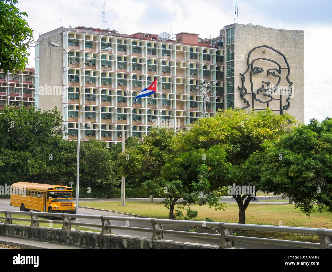 Il Ministero dell'interno edificio in 'Plaza de la Revolucion', Havana, Cuba con l'immagine iconica del Che Guevera sulla sua parete Foto Stock