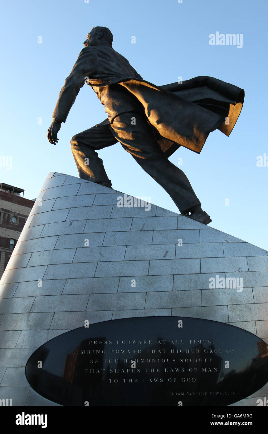 Statua di diritti civili attivista e leader politico Frederick Douglas sul 125th Street di Harlem, a New York. Foto Stock