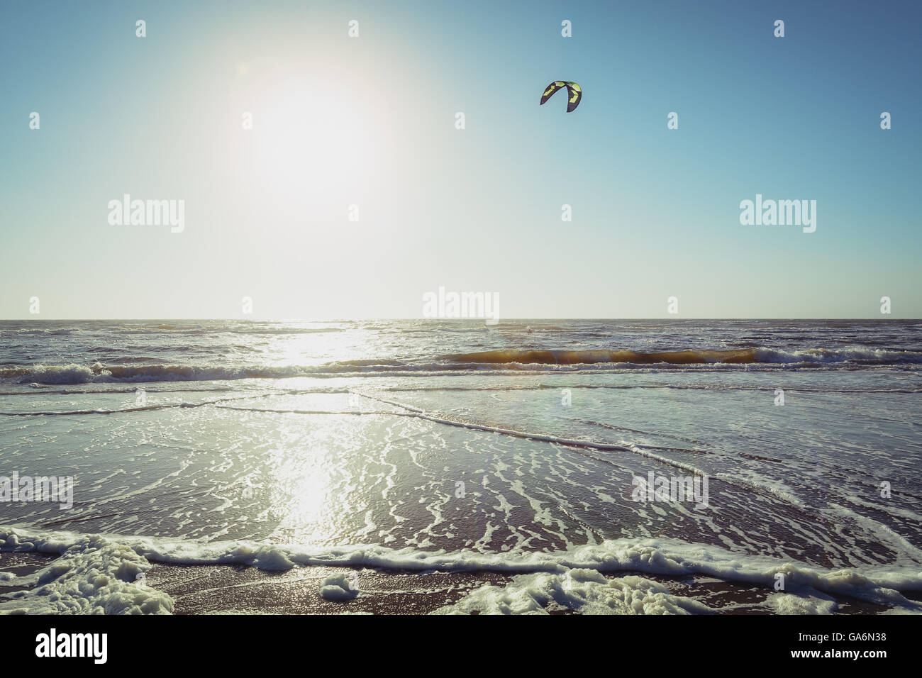 Paesi Bassi, lonely kiter presso la spiaggia del Mare del Nord in serata. Foto Stock