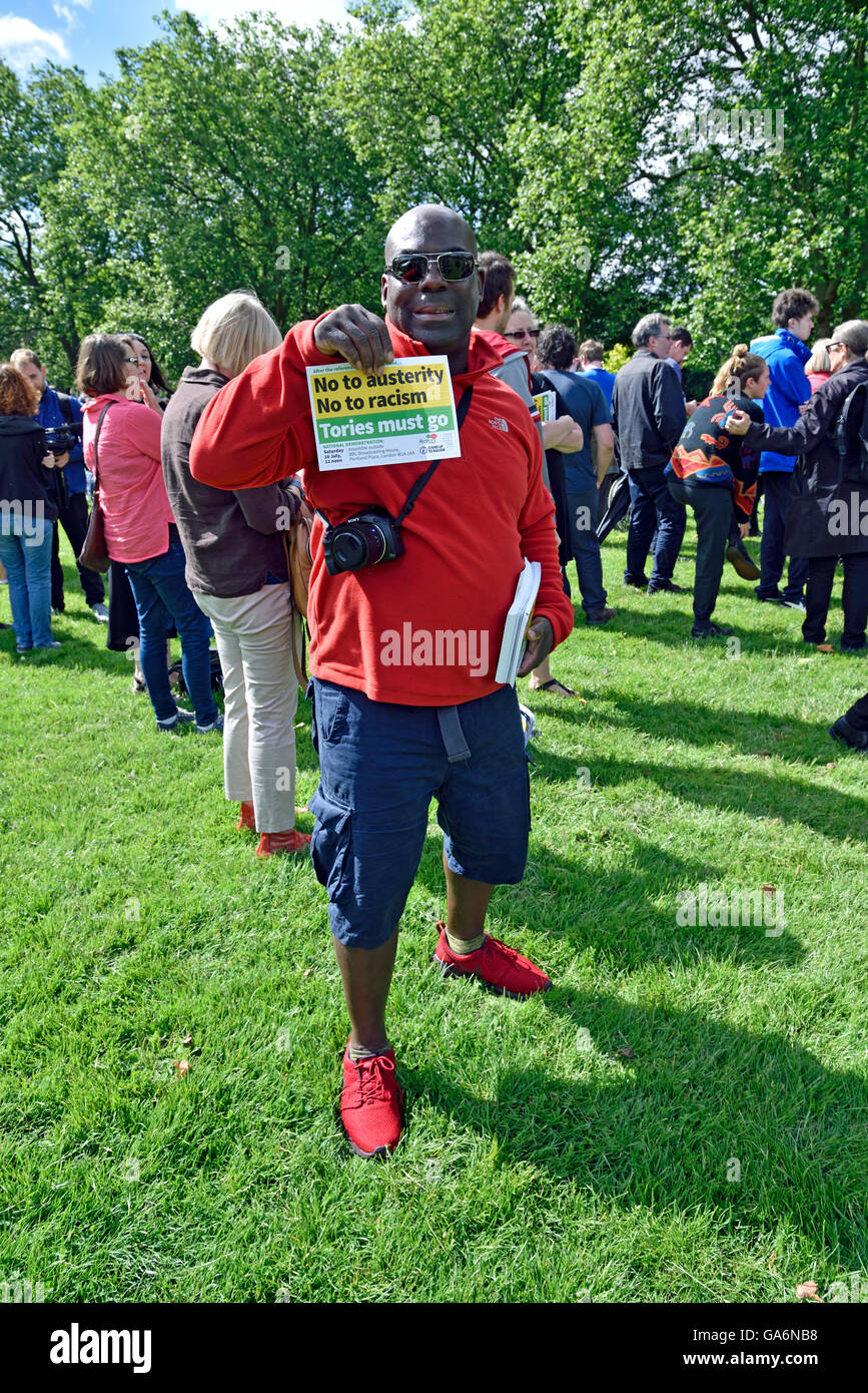 Uomo con il foglietto a - dire di no a antimperialismo rally - sui campi di Highbury, London Borough di Islington Inghilterra Gran Bretagna REGNO UNITO Foto Stock