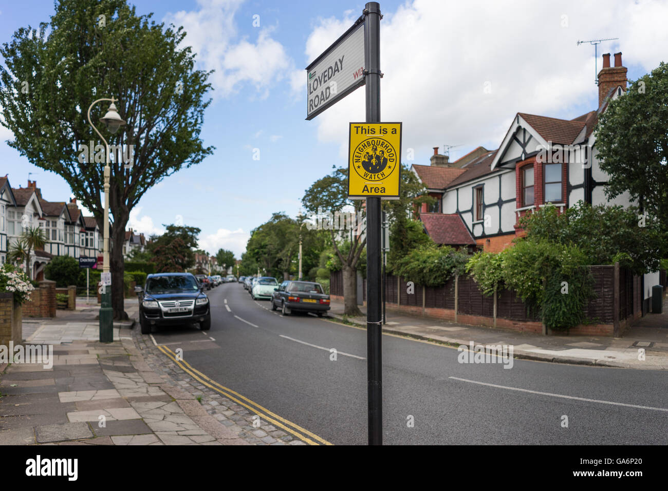 Neighborhood Watch segno su un lampost in un inglese London street Foto Stock