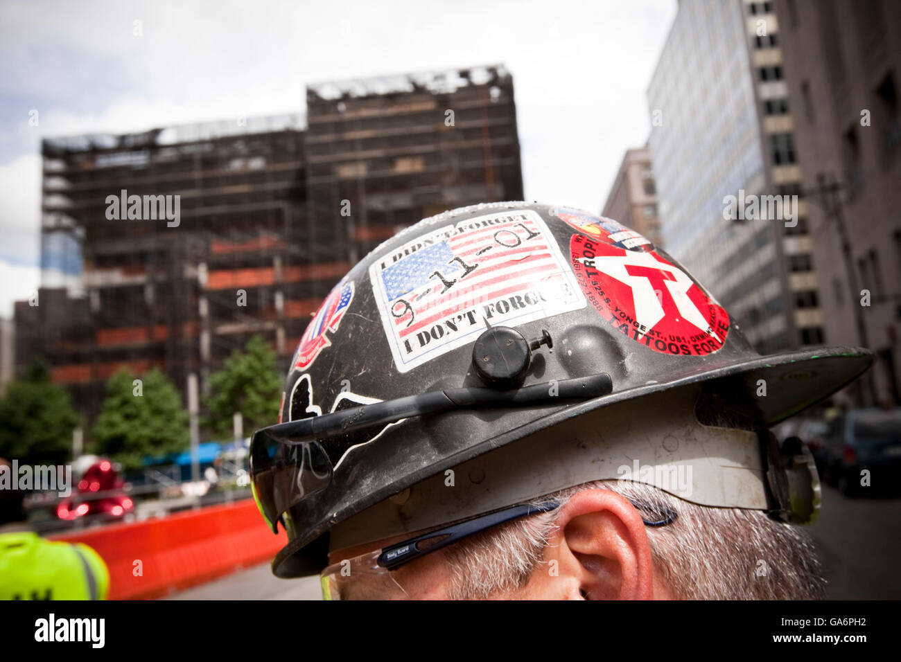 Gli adesivi che si trovano su di un lavoratore casco al Ground Zero sito in costruzione, in New York, 10 settembre 2009. Foto Stock
