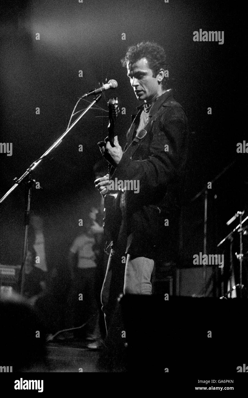 Stranglers' cantante Hugh Cornwell sul palco. Crawley, 1977. Foto Stock