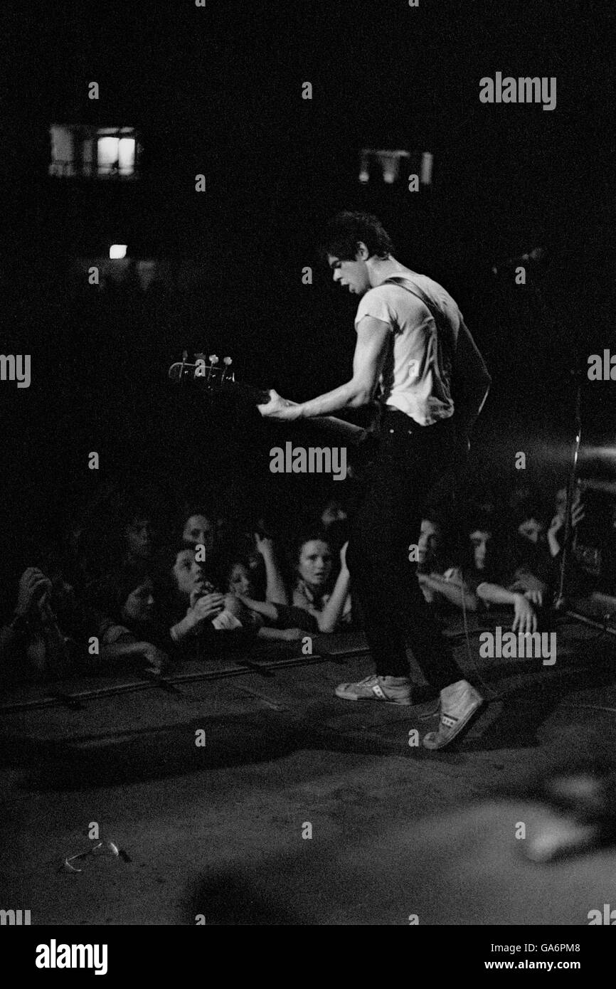 Stranglers' bassista Jean-Jacques Burnel sul palco. Crawley 1977. Foto Stock