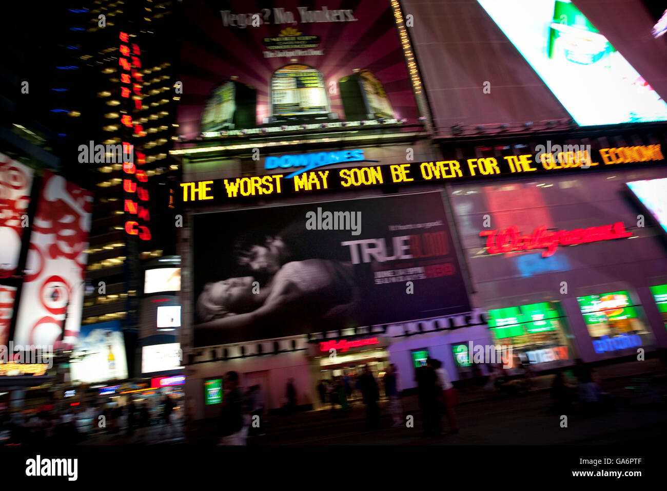 Dow Jones electronic news ticker su Times Square a New York il 25 giugno 2009. Viene visualizzato il messaggio "il peggiore potrebbe presto essere finita". Foto Stock
