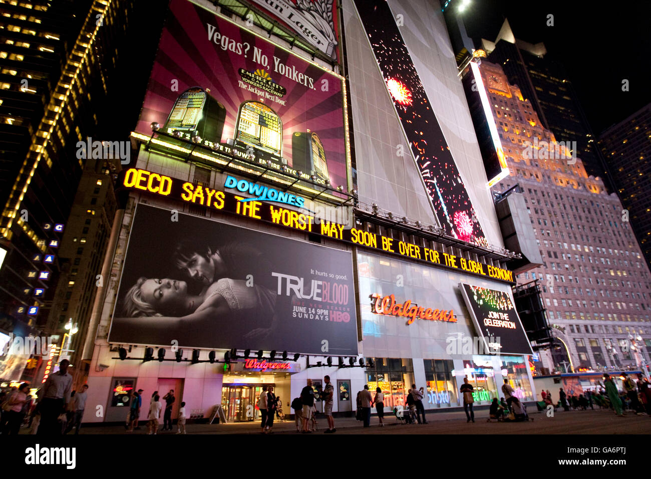 Dow Jones electronic news ticker su Times Square a New York il 25 giugno 2009. Viene visualizzato il messaggio "il peggiore potrebbe presto essere finita". Foto Stock