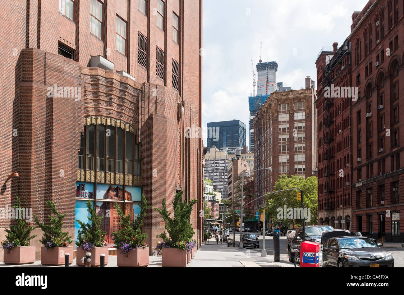 Vista lungo la via di Hudson con un ingresso al peculiare art deco Western Union edificio sulla sinistra, New York. Foto Stock