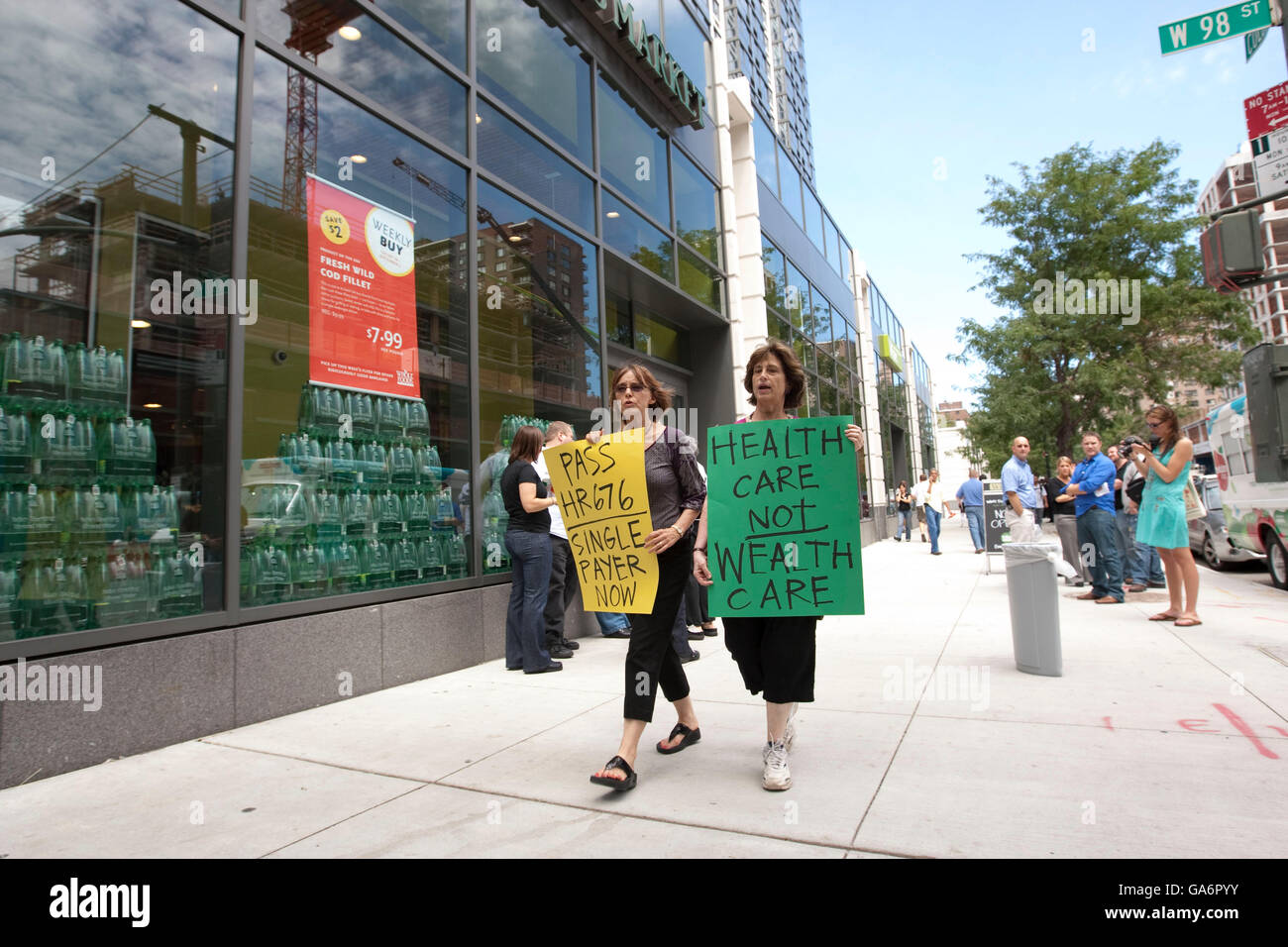 Single-pagatore attivisti picket il Whole Foods store su Columbus Avenue in New York, Stati Uniti d'America, 26 agosto 2009. Foto Stock Single-pagatore attivisti picket il Whole Foods store su Columbus Avenue in New York, Stati Uniti d'America, 26 agosto 2009. Foto Stock