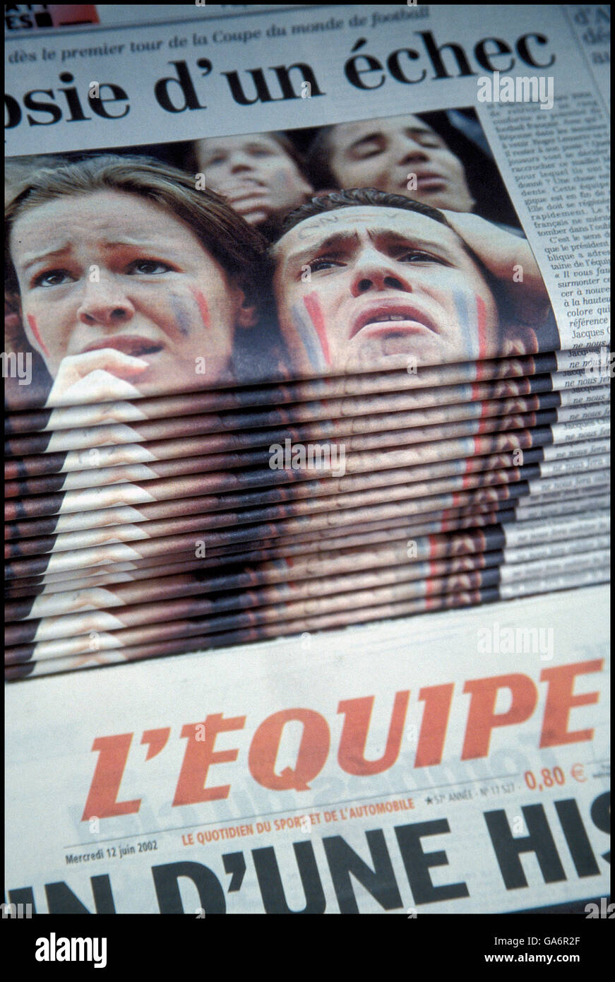 Pila di L'Equipe giornale pagine anteriore mostra triste tifosi di calcio guardando la Francia sciolto un 2002 Coppa del Mondo gioco, 12 giugno 2002 Foto Stock