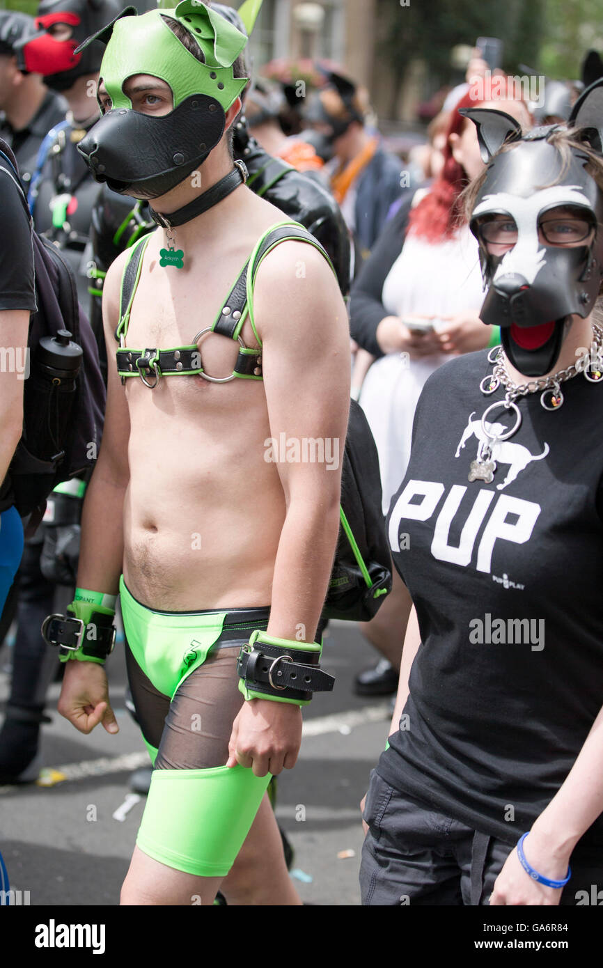 I partecipanti al Gay Pride Londra processione in Portland Place, London W1, England, Regno Unito Foto Stock