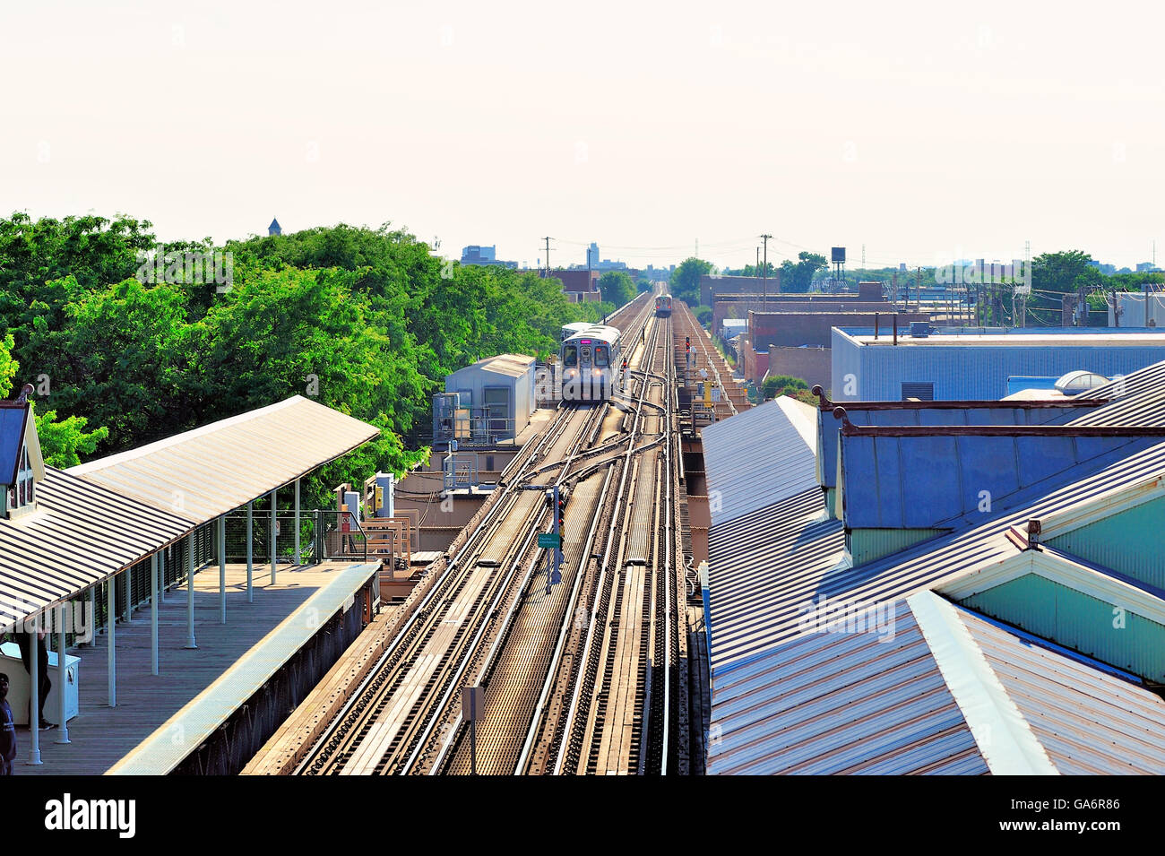 Un CTA linea rosa treno negoziando un affluenza alle urne come emerge su Chicago's Lake Street linea elevata. Chicago, Illinois, Stati Uniti d'America. Foto Stock