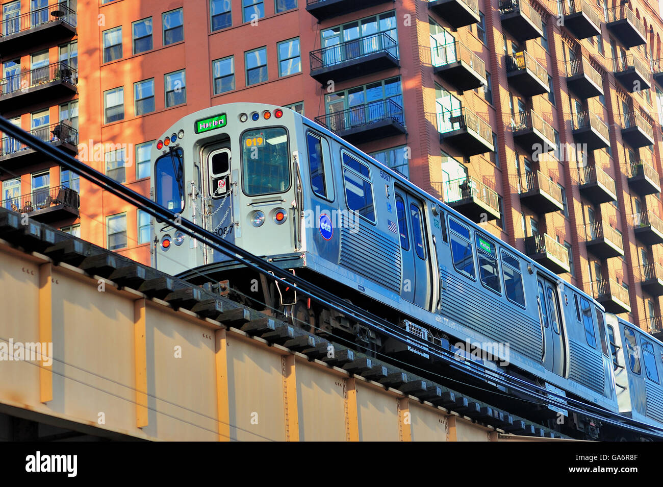 Un CTA Linea Verde in treno in partenza del Chicago Downtown dopo aver attraversato il fiume Chicago. Chicago, Illinois, Stati Uniti d'America. Foto Stock