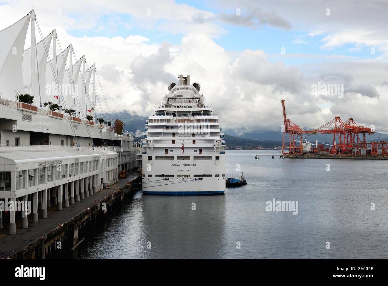 Il Coral Princess nave di crociera in Canada Place di Vancouver terminale, British Columbia, Canada. Foto Stock