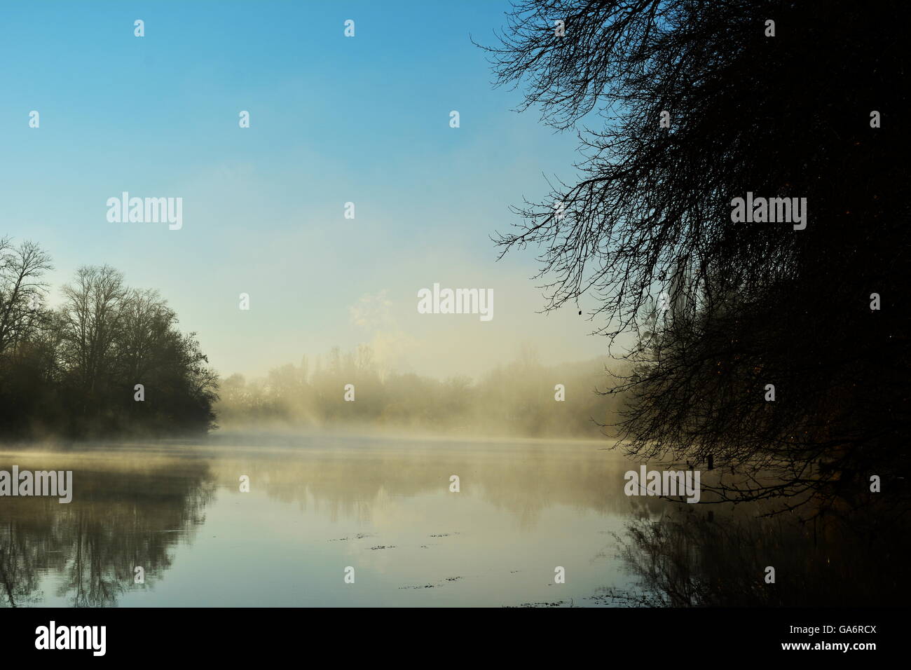 Aumento inizio inverno nebbia di mattina e la nebbia sul lago o fiume Foto Stock