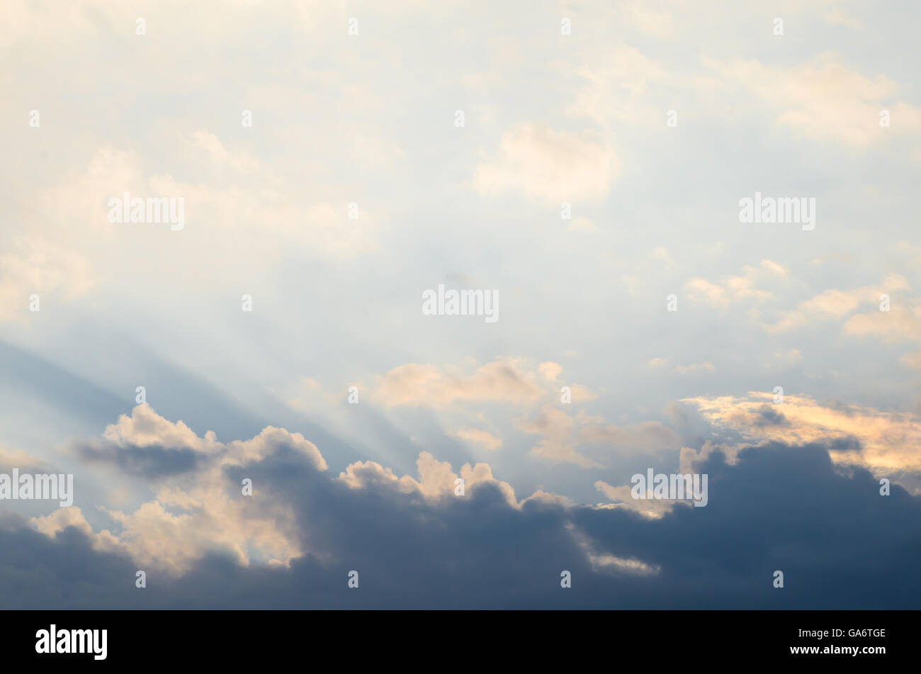 Mattino cielo blu con nuvole Foto Stock