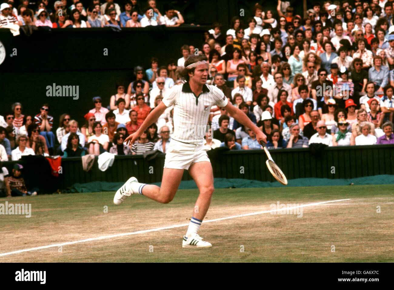 John McEnroe in azione contro Jimmy Connors durante la semifinale Foto Stock