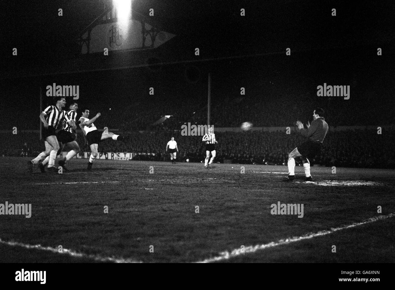 Il mercoledì di Sheffield e il portiere inglese Ron Springett (r) si sono affrancati prima di fare un tentativo fallito di salvare un colpo in gol da Bobby Smith di Tottenham Hotspur (in camicia bianca). Foto Stock