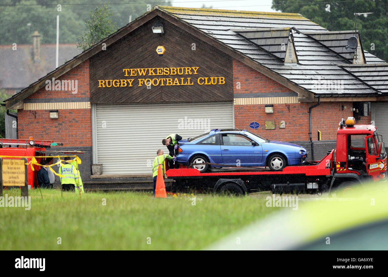 Servizi di emergenza al Tewkesbury Rugby Club, dove oggi due persone sono state trovate morte. Foto Stock