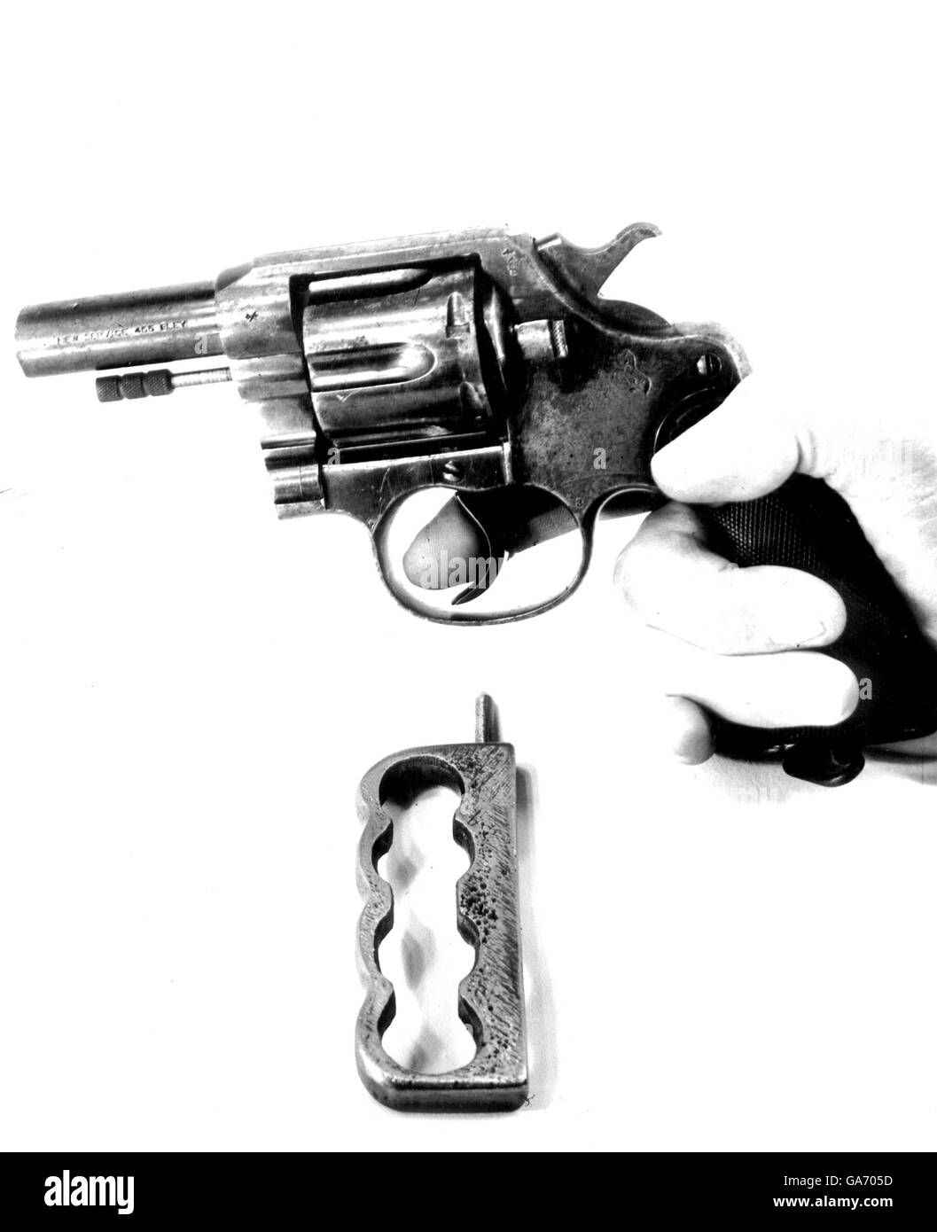 Craig e Bentley colpevoli Christopher Craig di 16 anni e Derek Bentley di 19 anni sono stati entrambi colpevoli per l'assassinio di PC Miles in una battaglia sul tetto a Croydon il 2 novembre 1952. Foto mostra: Il revolver di Craig, il .455, con parte del barile segato fuori per rendere più facile da trasportare in tasca e la 'arma terribile', il nido-spolveratore, trovato su Bentley. Aveva una punta saldata su di esso. 11 dicembre 1952 Foto Stock