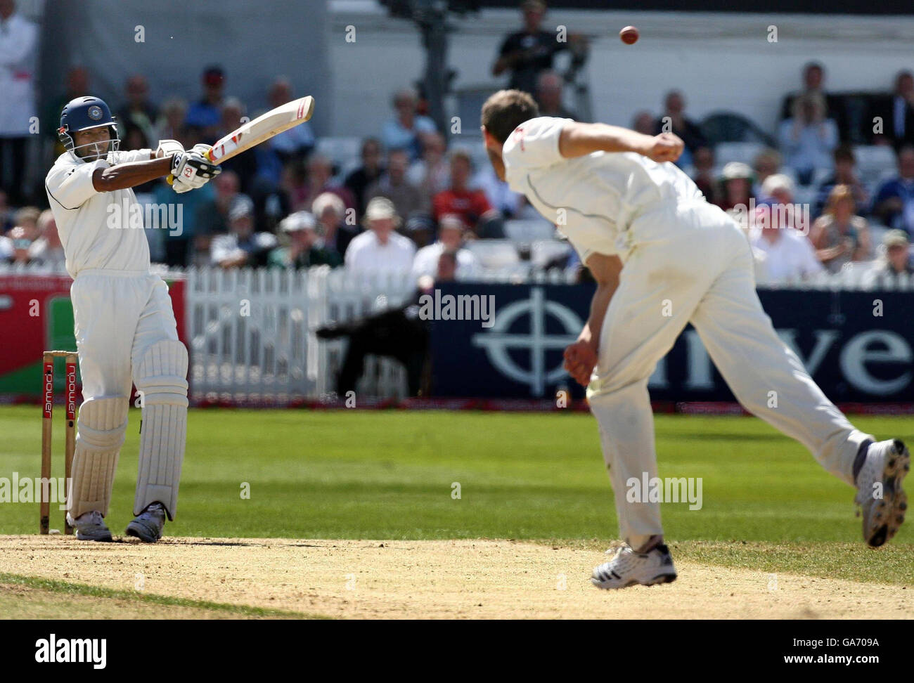 L'Indian batsman Wasim Jaffer segna il bowler inglese Chris Tremlett mentre l'India continua a vincere il quinto giorno della seconda prova di potenza a Trent Bridge, Nottingham. Foto Stock