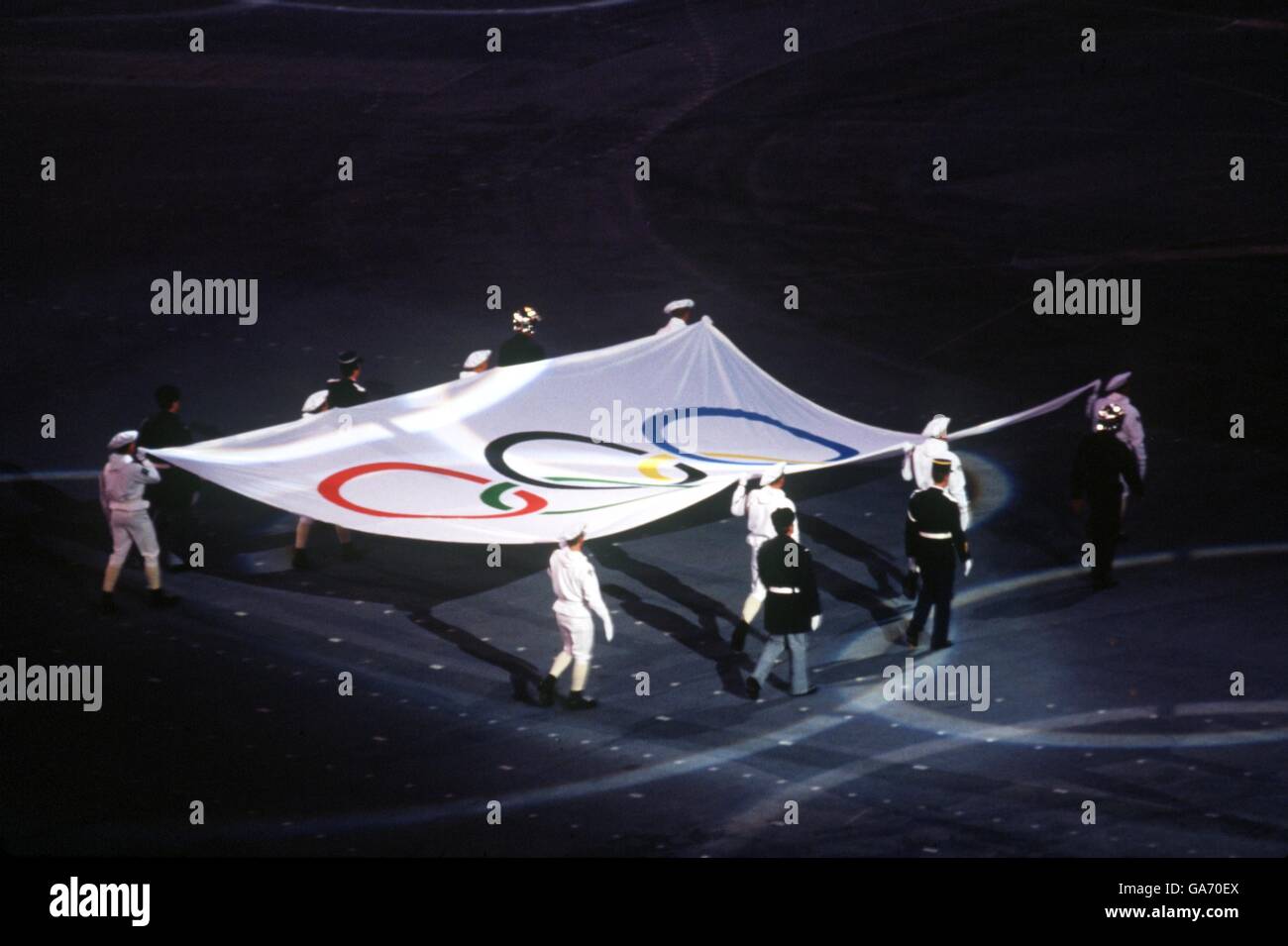 La bandiera olimpica è portata in corso durante la cerimonia di apertura Ad Albertville Foto Stock