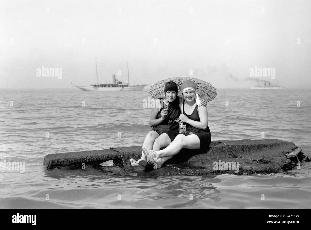 La costa britannica - spiagge - Cowes - 1925. Due bagnanti si godono una vacanza a Cowes, Isola di Wight. Foto Stock
