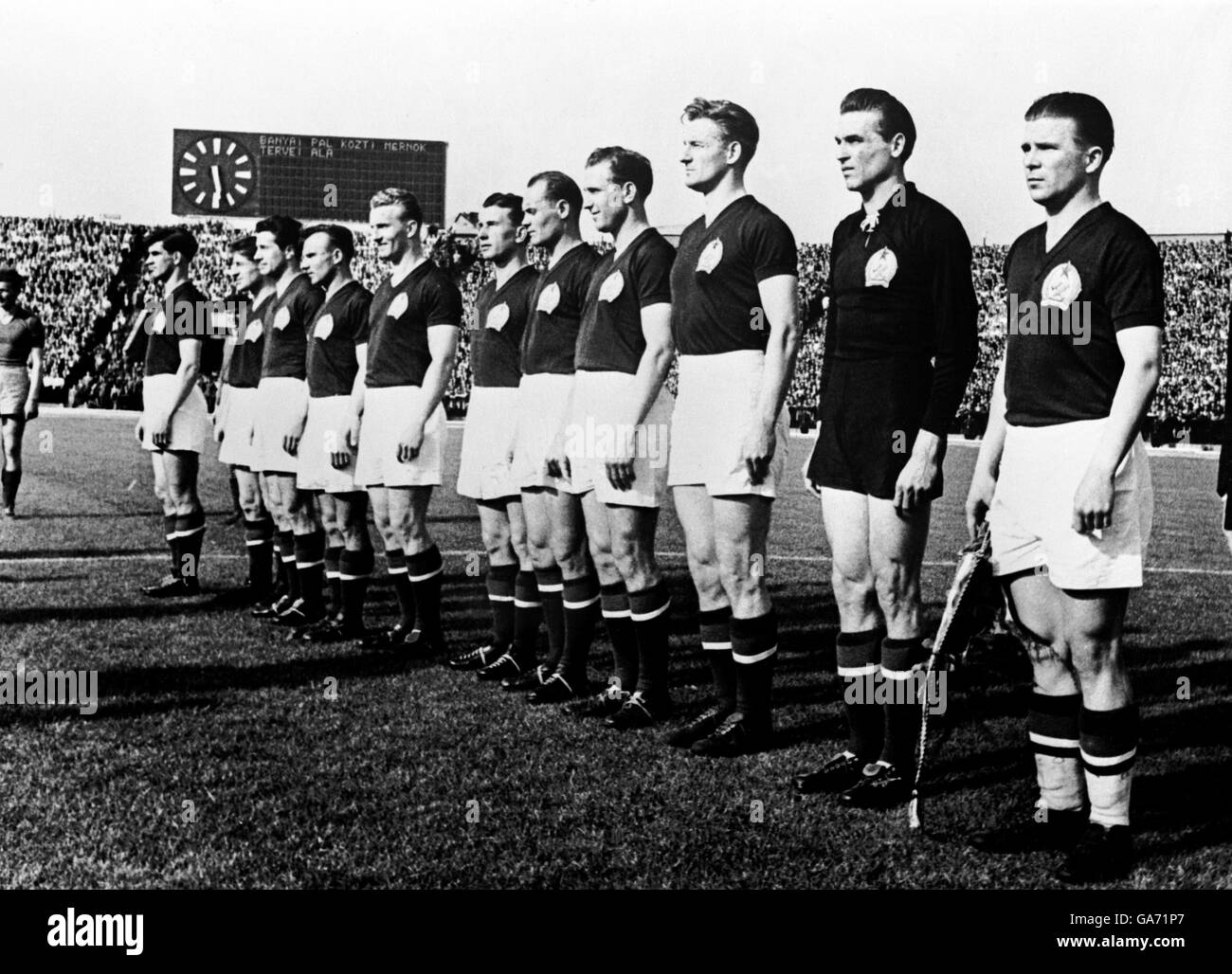 La squadra ungherese si è schierata per gli antemi nazionali prima la partita Foto Stock