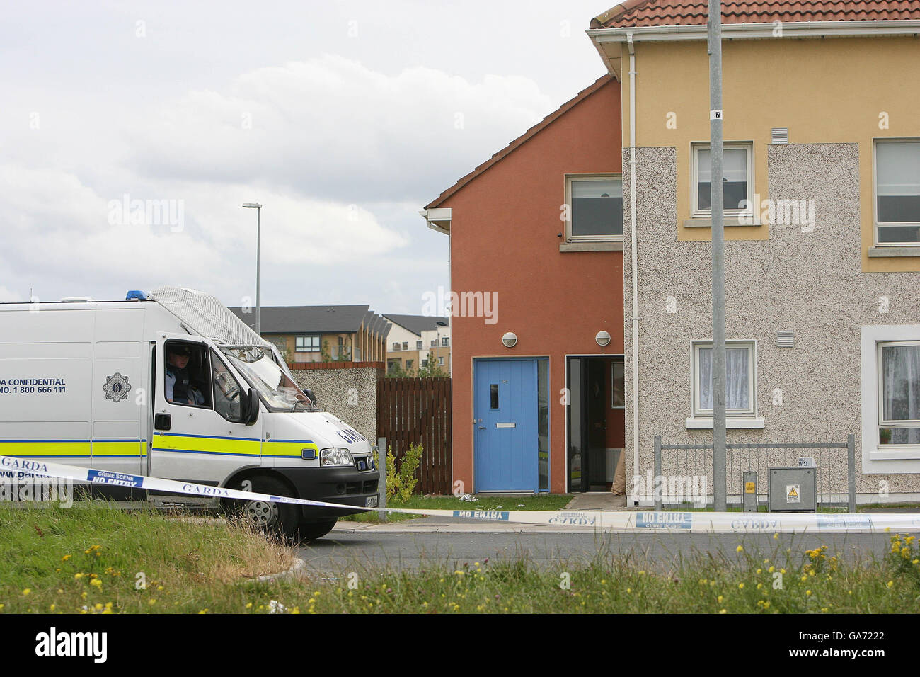 Un furgone di Garda sul posto di una drammatica scappata furono arrestate nove persone nella zona di Cushlawn Drive di Tallaght, a sud-ovest di Dublino. Foto Stock