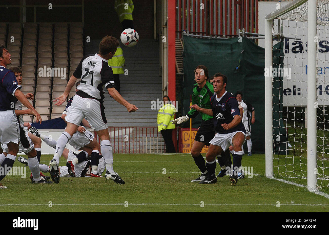 Chris Innes di Gretna si avvicina a Gretna contro Falkirk durante la partita della Clydesdale Bank Premier League al Fir Park di Motherwell. Foto Stock