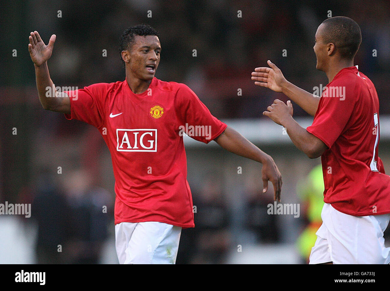 Calcio - amichevole - Glentoran / Manchester United - The Oval. Il Manchester United Nani festeggia il punteggio con il compagno di squadra Daniel Simpson (a destra) durante la partita amichevole al Oval, Belfast. Foto Stock