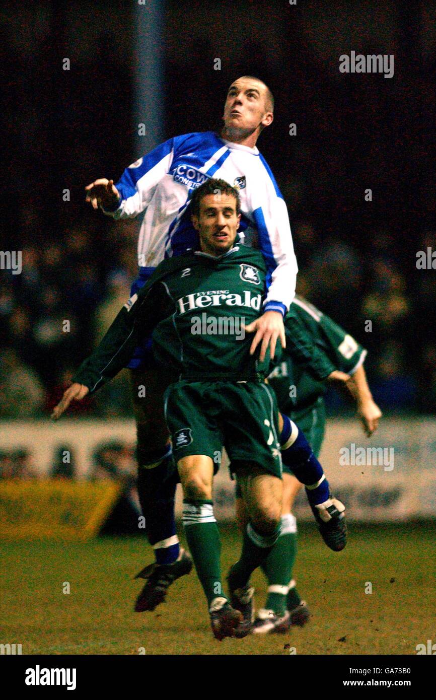 Trevor Challis di Bristol Rover (indietro) vince un duello aereo con David Worrell di Plymouth Argyle Foto Stock