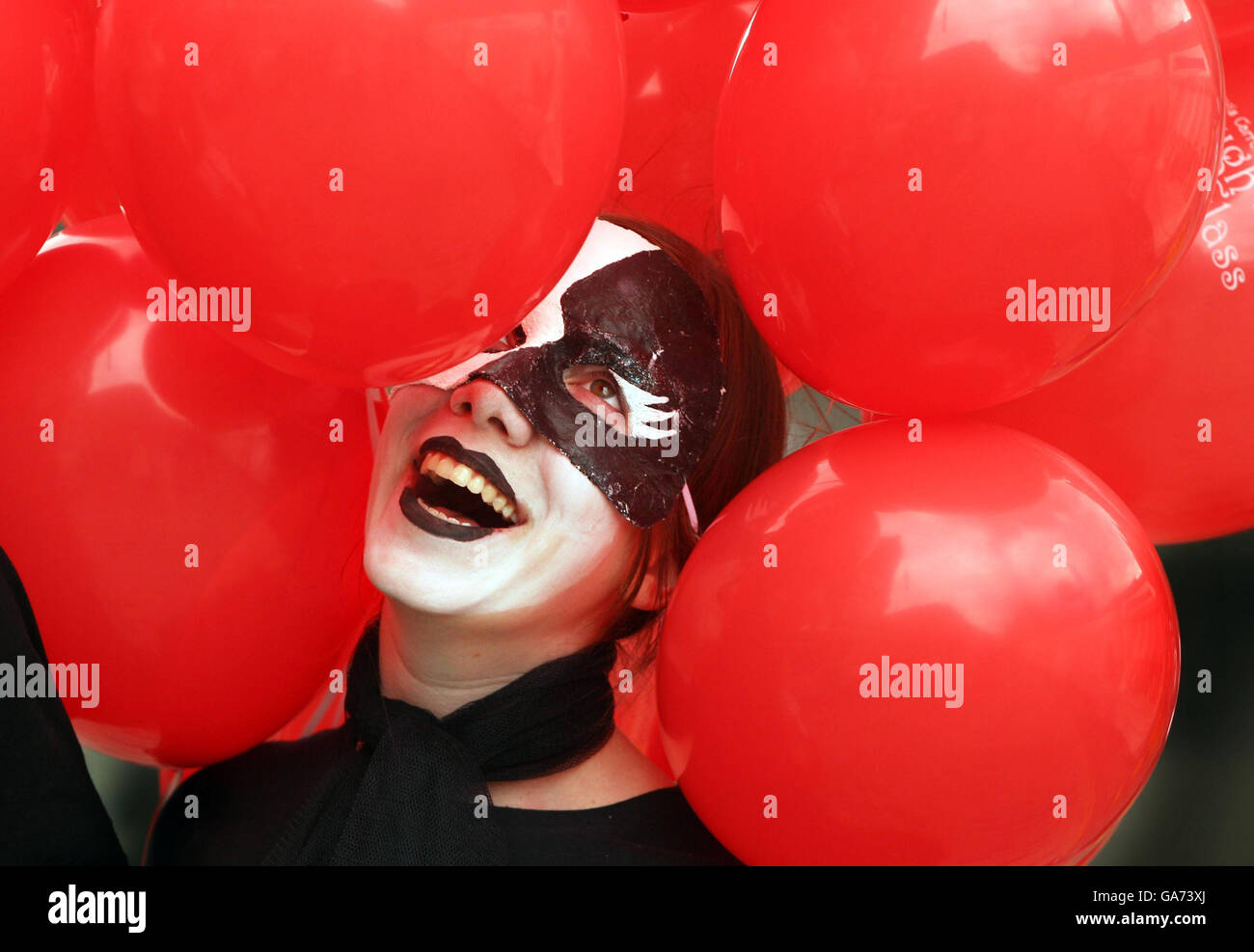 Gli artisti che si esibiscono dall'atto al Looking Glass, che fa parte del festival Edinburgh fringe, camminano attraverso la folla del Royal Mile, Edimburgo. Foto Stock