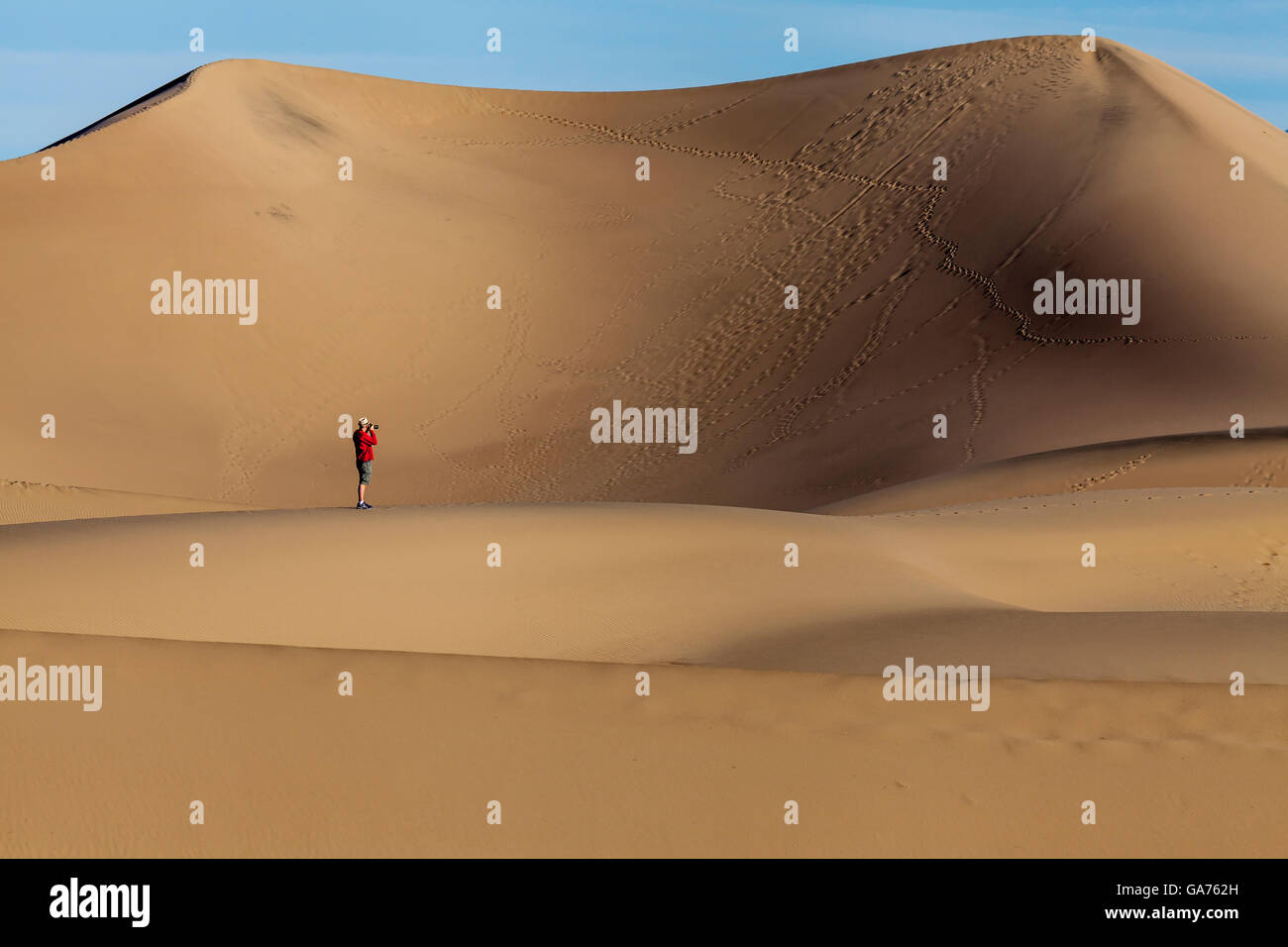 L'uomo visite presso il Mesquite dune di sabbia nel Parco Nazionale della Valle della Morte, CALIFORNIA, STATI UNITI D'AMERICA Foto Stock
