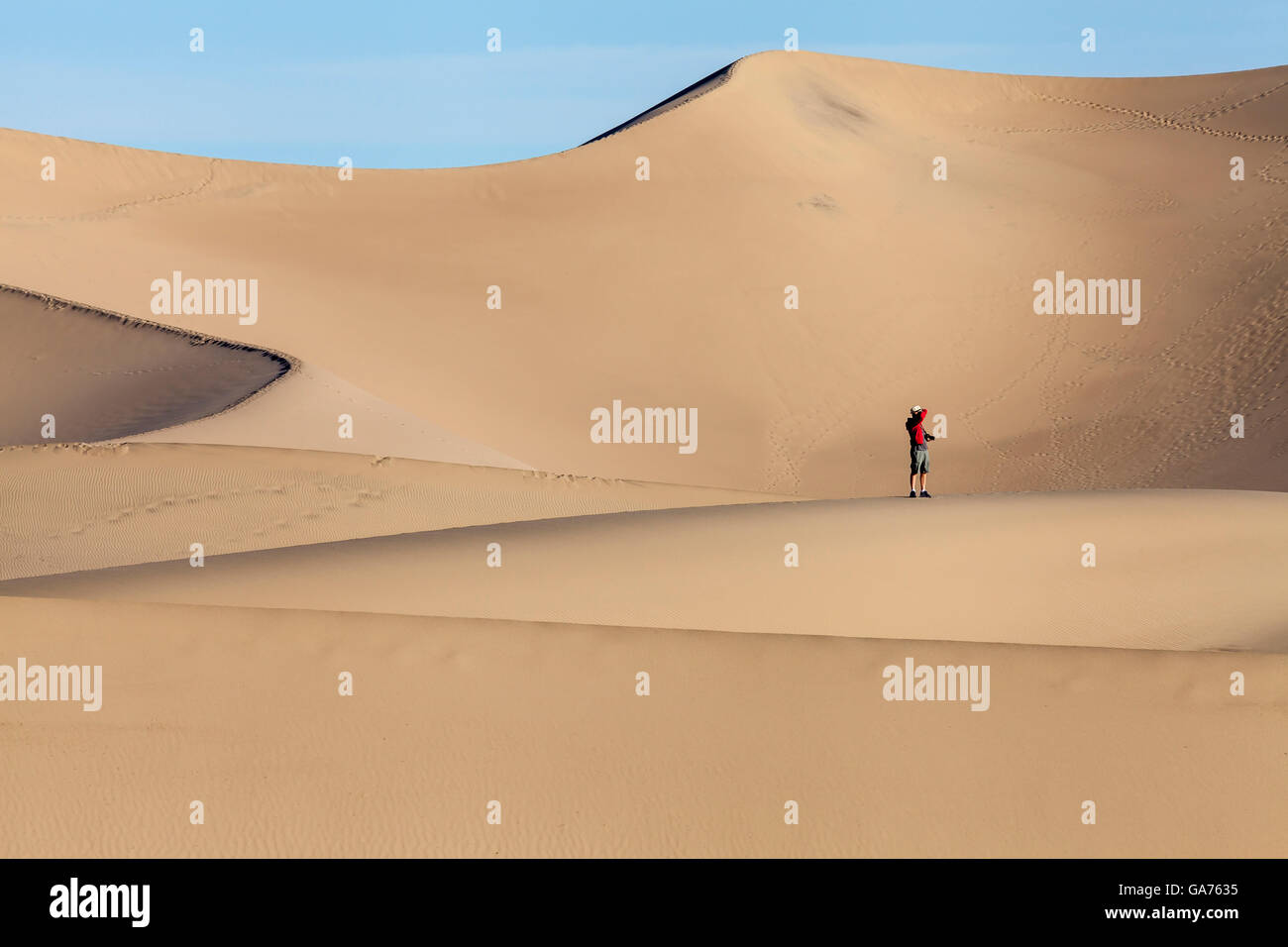 L'uomo visite presso il Mesquite dune di sabbia nel Parco Nazionale della Valle della Morte, CALIFORNIA, STATI UNITI D'AMERICA Foto Stock