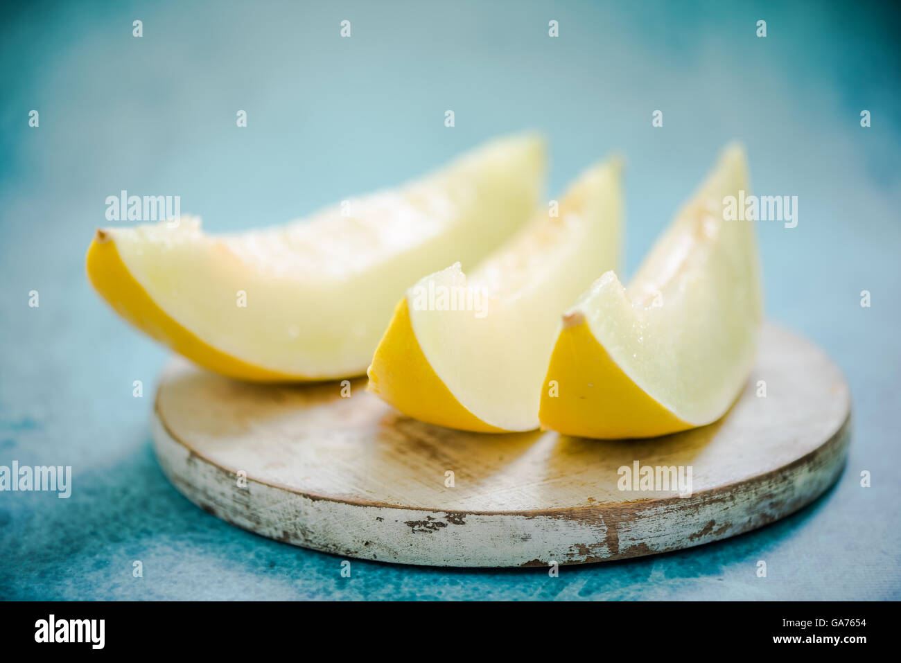 Melone honeydew cunei affettare sul pannello di legno Foto Stock