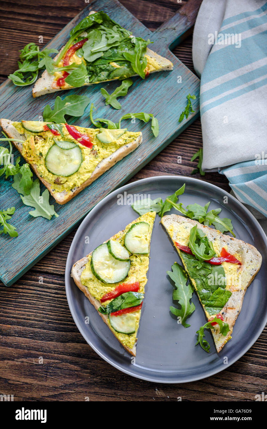 Mangiare sano diete brunch, sandwich con rucola fresca Foto Stock