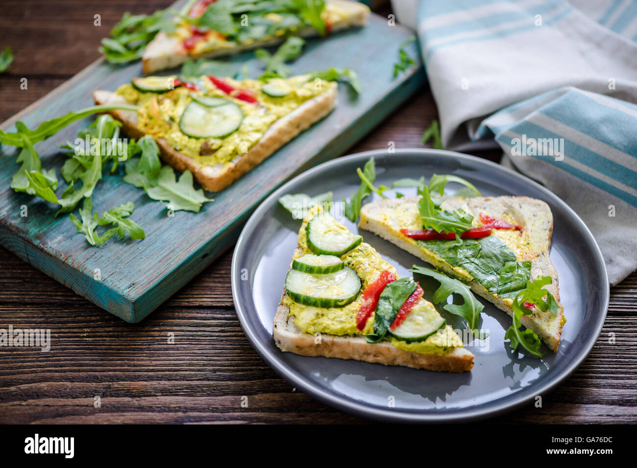 Heathy chicket colazione panino con rucola Foto Stock