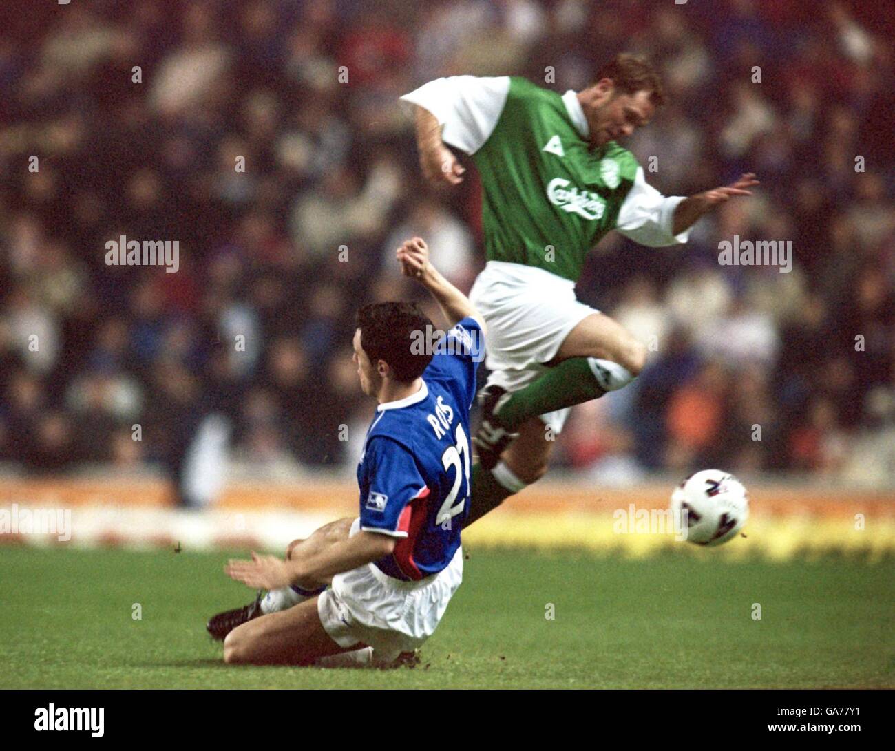 Scottish Soccer - Bank of Scotland Premier League - Rangers contro Hibernian. Maurice Ross di Rangers (l) sfida John o'Neil di Hibernian (r) Foto Stock