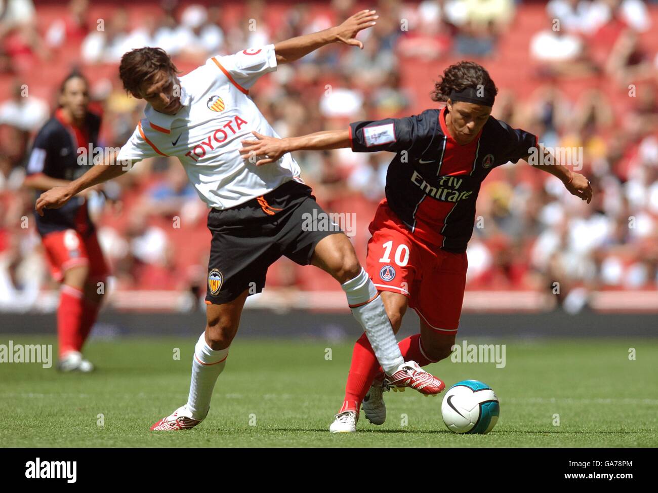 Calcio - Emirates Cup - Valencia v PSG - Emirates Stadium. Miguel Angulo di Valencia (a sinistra) e Marcelo Gallardo di Parigi Saint-Germain combattono per la palla. Foto Stock