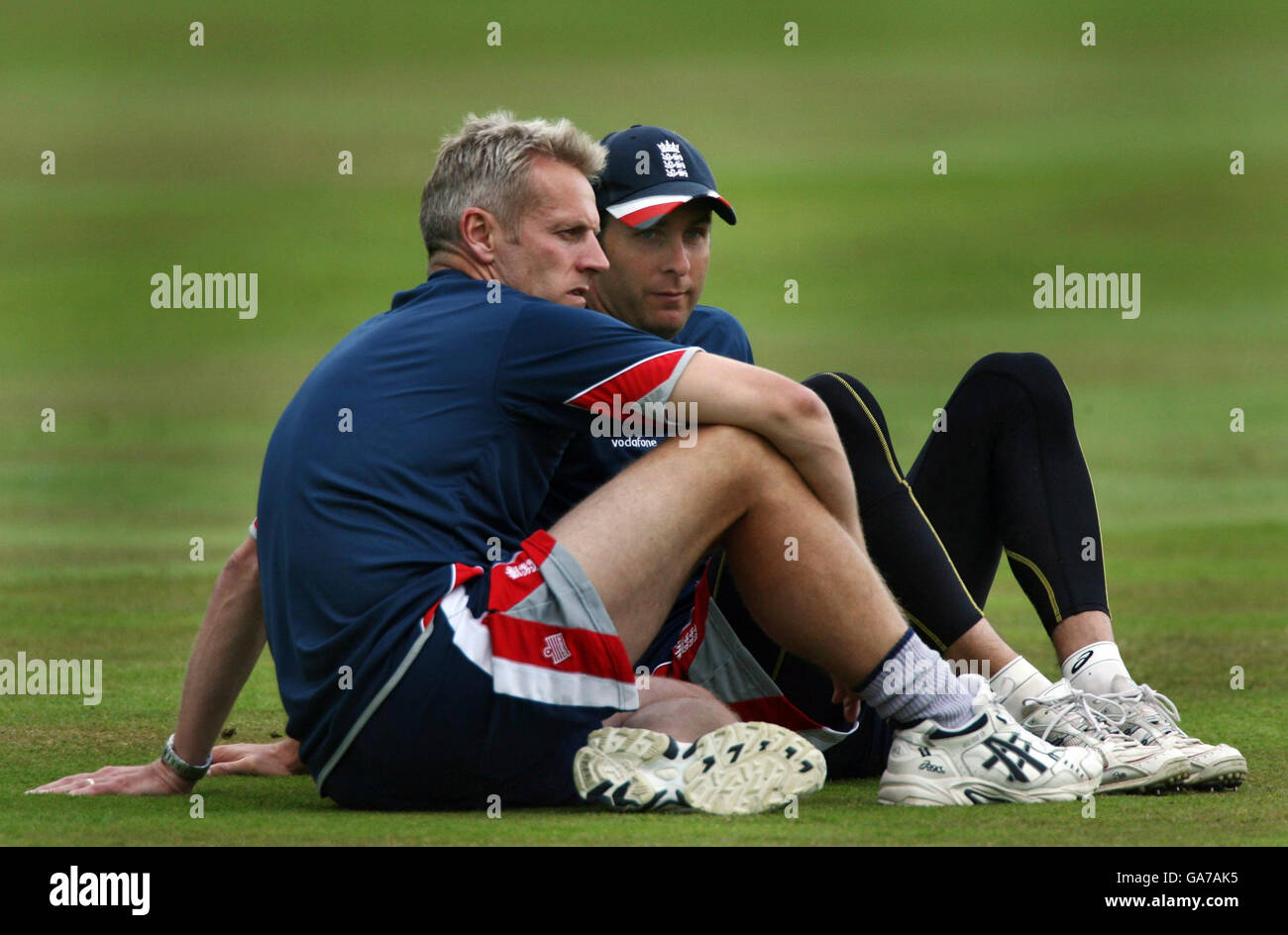 Il capitano dell'Inghilterra Michael Vaughan (a destra) con il capo allenatore Peter Moores durante una sessione di reti al Brit Oval, Kennington, Londra. Foto Stock