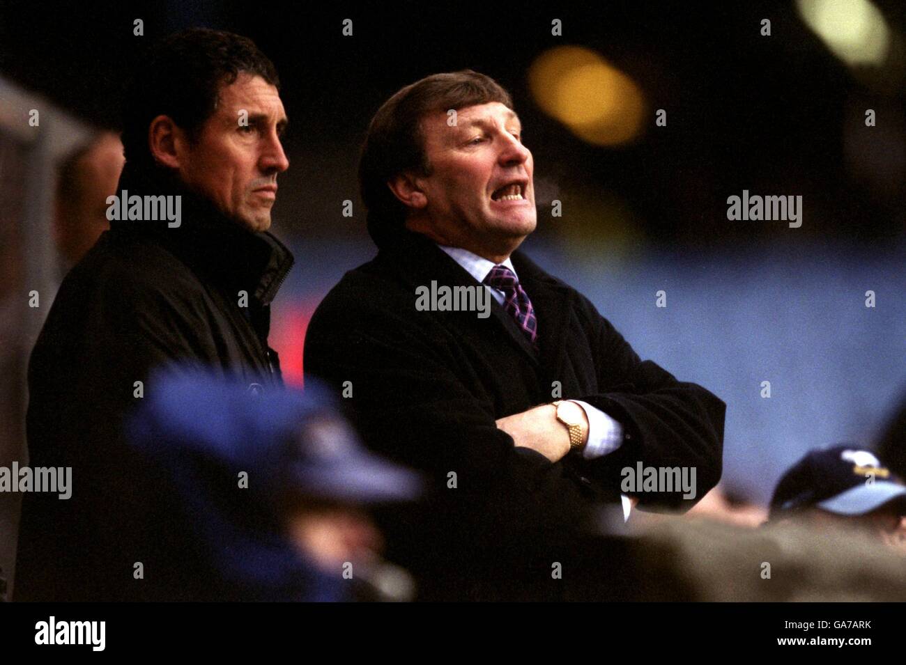 Il manager di Derby Colin Todd grida dalla linea touch durante Il gioco contro Aston Villa Foto Stock