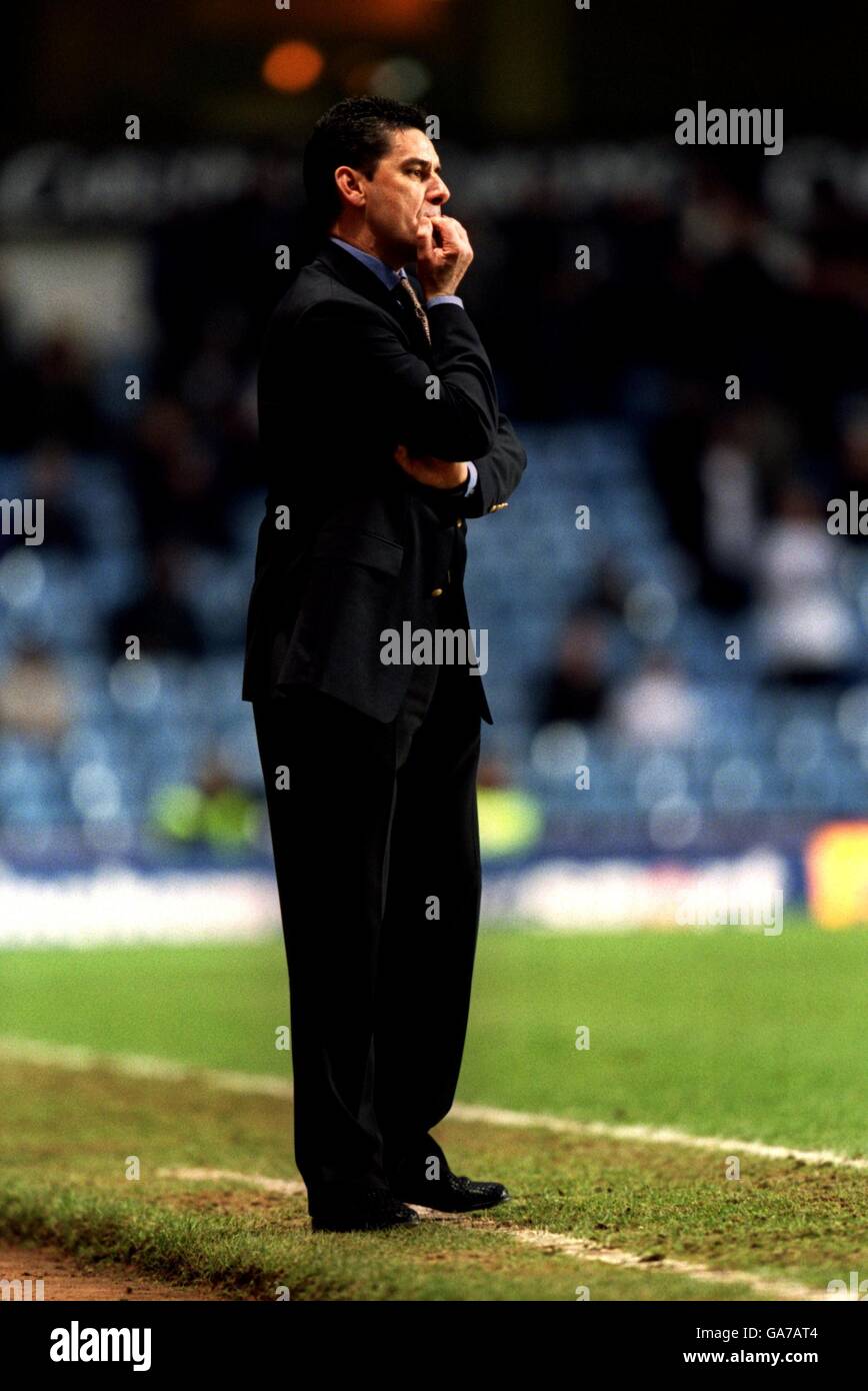 John Gregory, il manager di Aston Villa, gli morde le unghie delle dita La linea di contatto durante il gioco contro Derby County Foto Stock