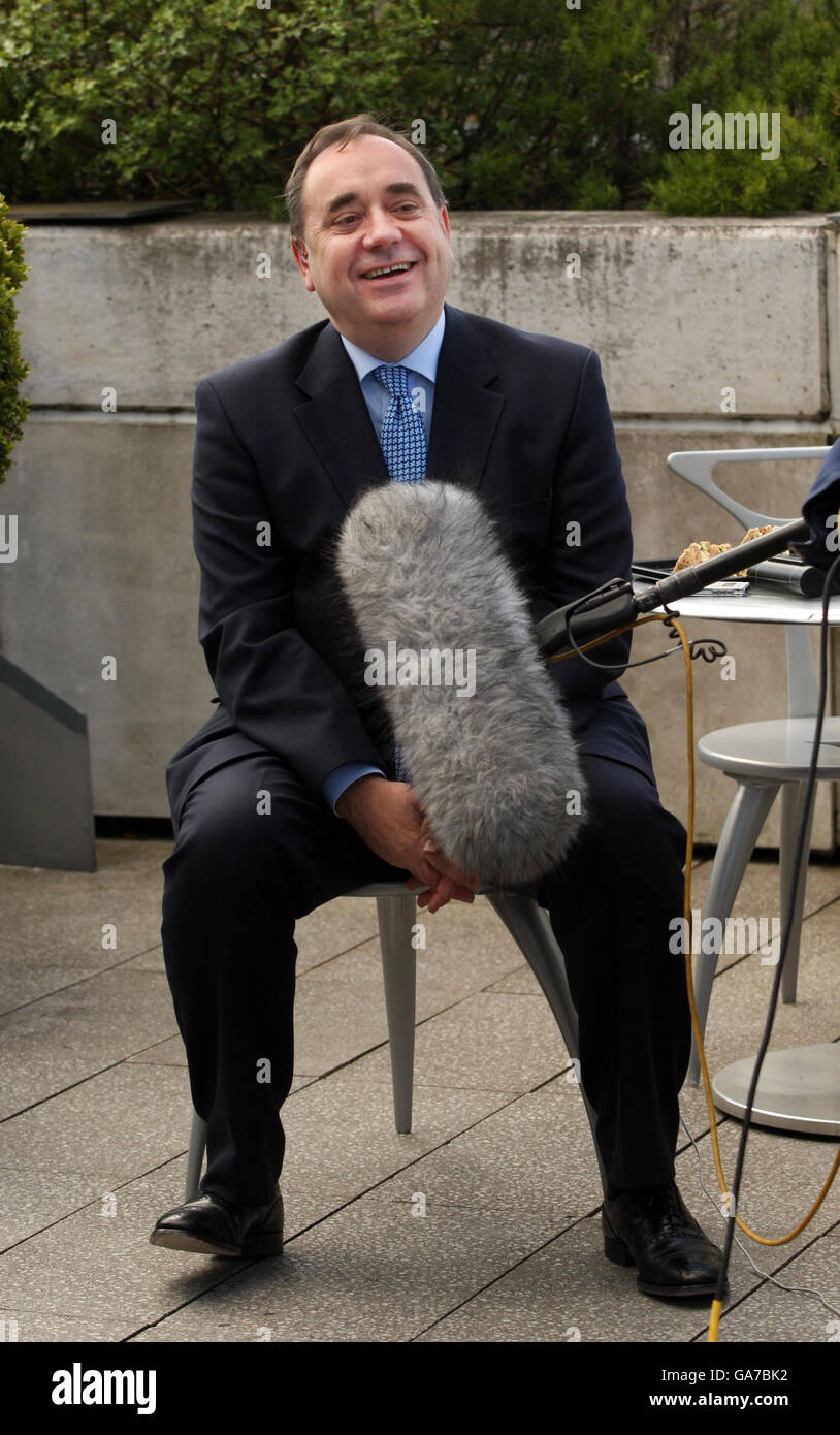 Il primo ministro scozzese Alex Salmond dopo aver pronunciato il suo discorso sul futuro della trasmissione in Scozia, al National Museum of Scotland di Edimburgo. Foto Stock